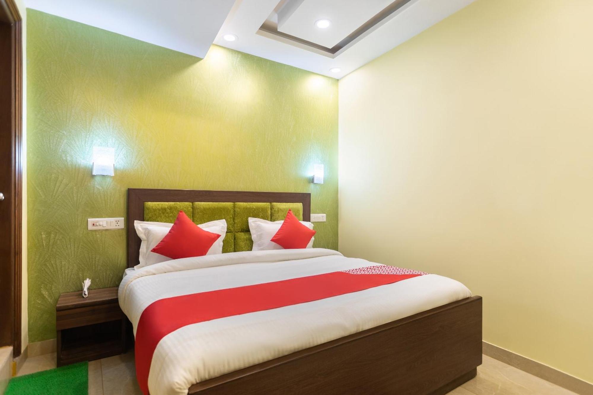 Super Oyo Hotel O Red Stone Inn Nové Dillí Exteriér fotografie